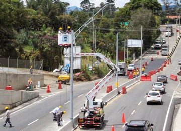 Con la instalación de más de 30 luminarias LED, el intercambio vial Manuel Vicente Zuluaga construido a la altura de la glorieta de Gualanday en Rionegro ha sido iluminado por la ESO